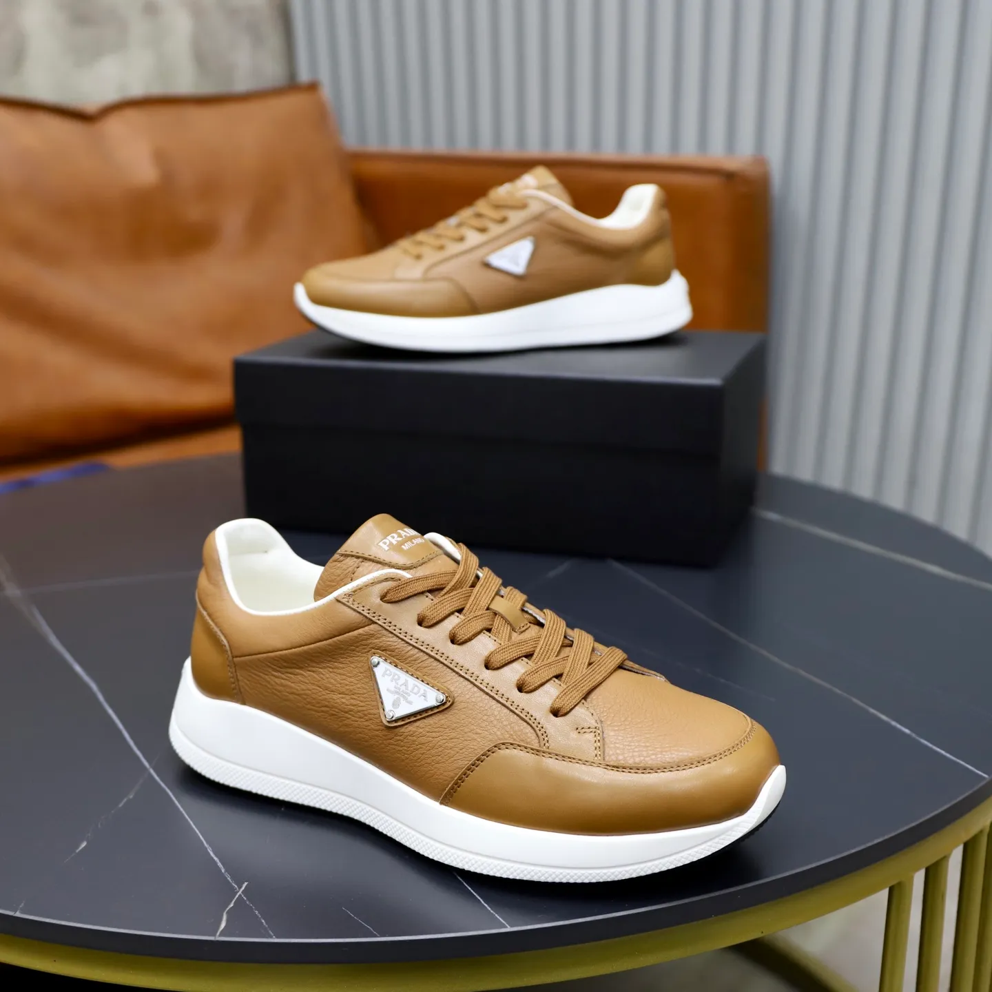 Factory price: 740💰Top original order Brand: PRADA (Prada) Standard code: Men's size 38/44 (45 can be customized) Grade: Same as the official website Material: Original cowhide stitching imported cowhide lining Original combination two-color wear-resistant soft outsole Style category: Leisure and sports version Young fashion European and American trend British style Color: Real picture color